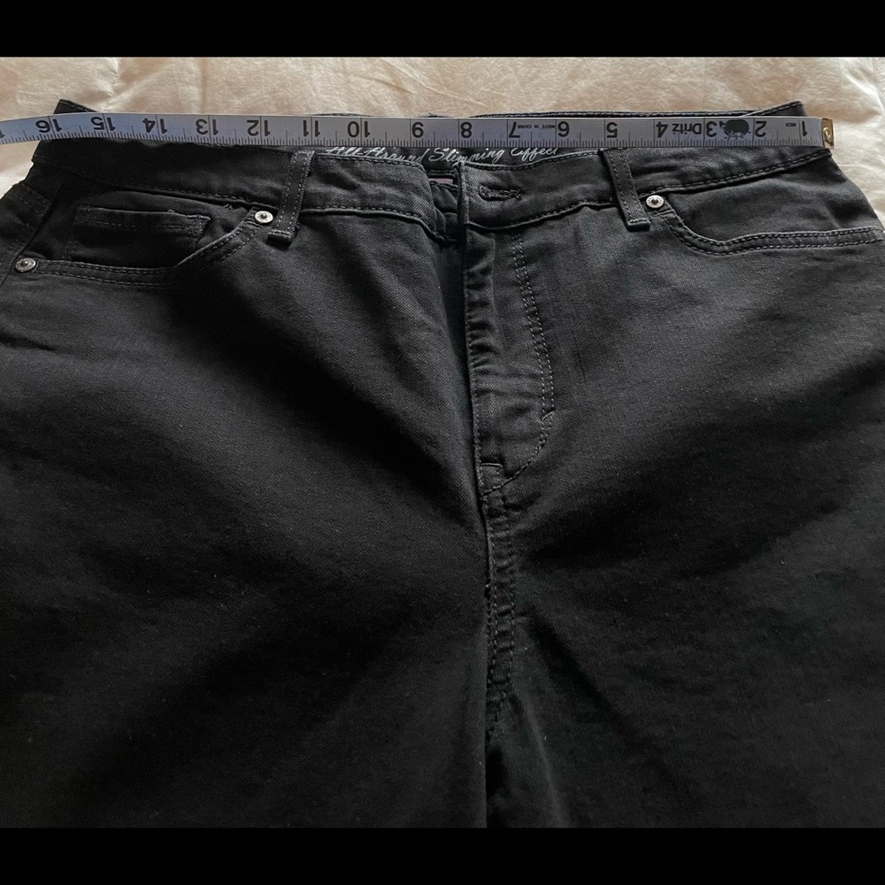 Gloria Vanderbilt Jeans Black slimming Size 12  No tags Never Worn! Lightweight! - Picture 3 of 8